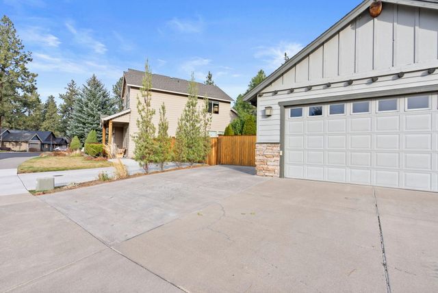 60808 SE Sawtooth Mountain Lane, Bend, OR 97702