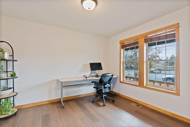 60808 SE Sawtooth Mountain Lane, Bend, OR 97702