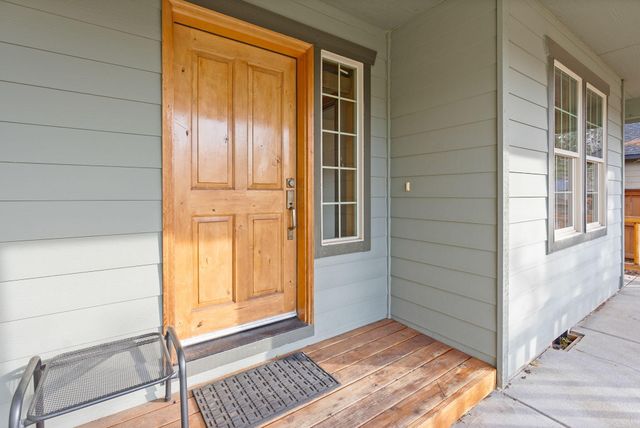 60808 SE Sawtooth Mountain Lane, Bend, OR 97702