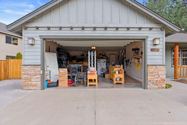 60808 SE Sawtooth Mountain Lane, Bend, OR 97702