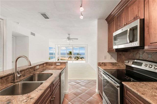 2121 Gulf Shore BLVD N 203, Naples, FL 34102