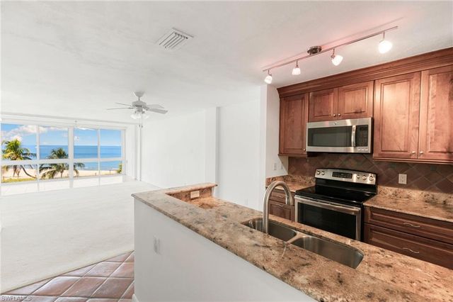 2121 Gulf Shore BLVD N 203, Naples, FL 34102