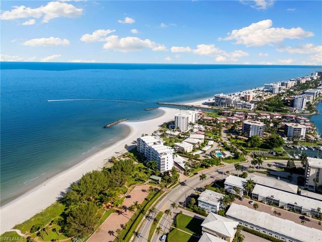 2121 Gulf Shore BLVD N 203, Naples, FL 34102