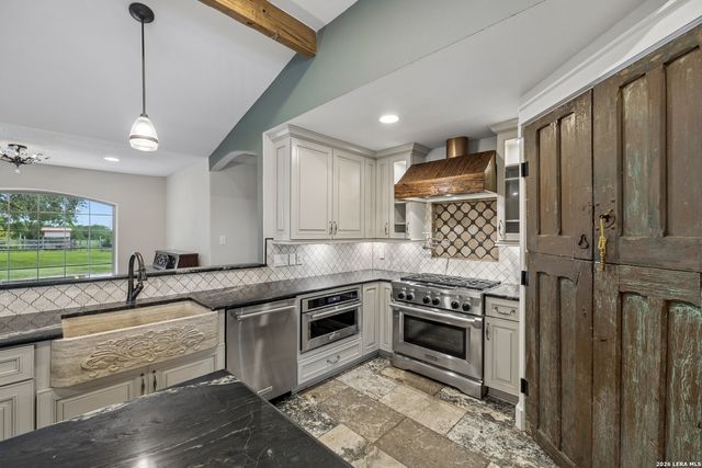 741 County Road 351, Hondo, TX 78861