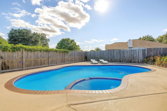 1008 Miles Avenue, Burleson, TX 76028