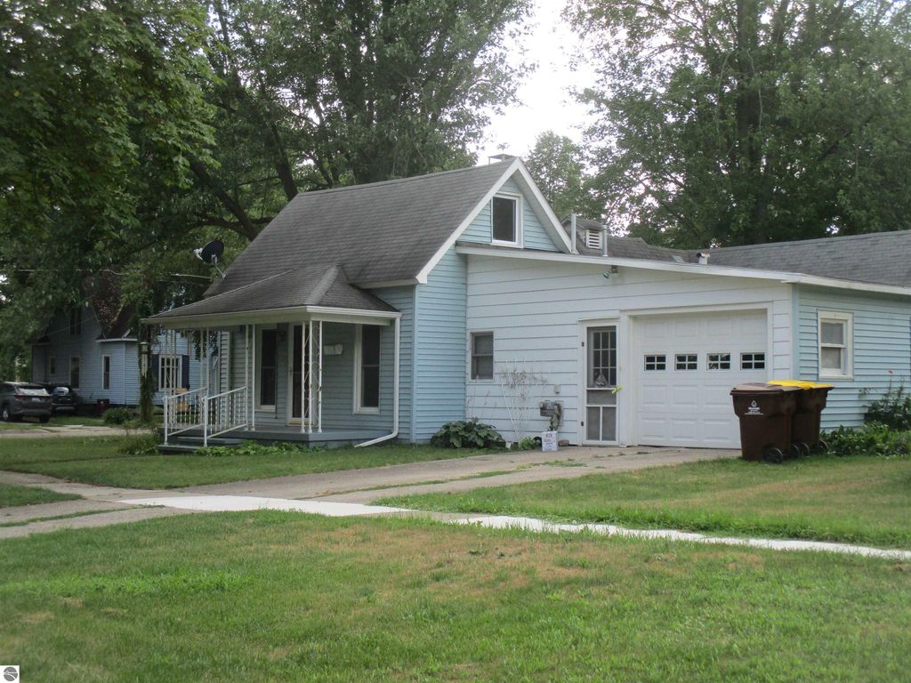 Image 1 of property listing at 601 N River Avenue, Alma, MI 48801