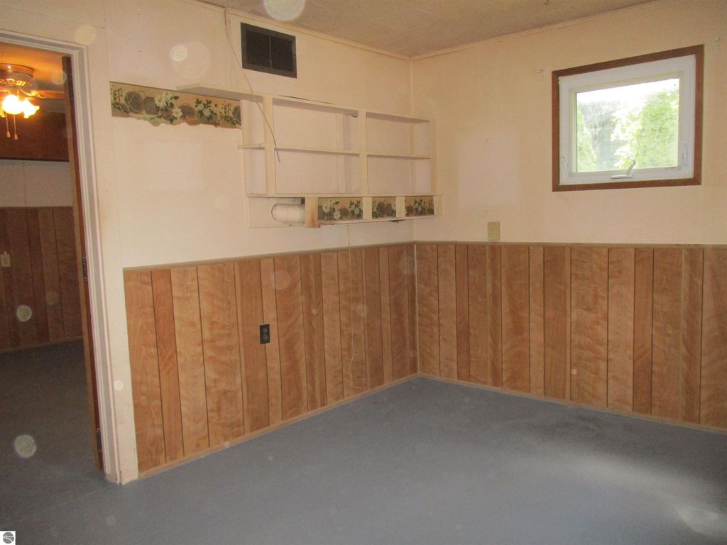Image 12 of property listing at 601 N River Avenue, Alma, MI 48801