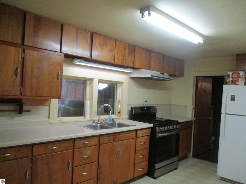 Image 2 of property listing at 601 N River Avenue, Alma, MI 48801