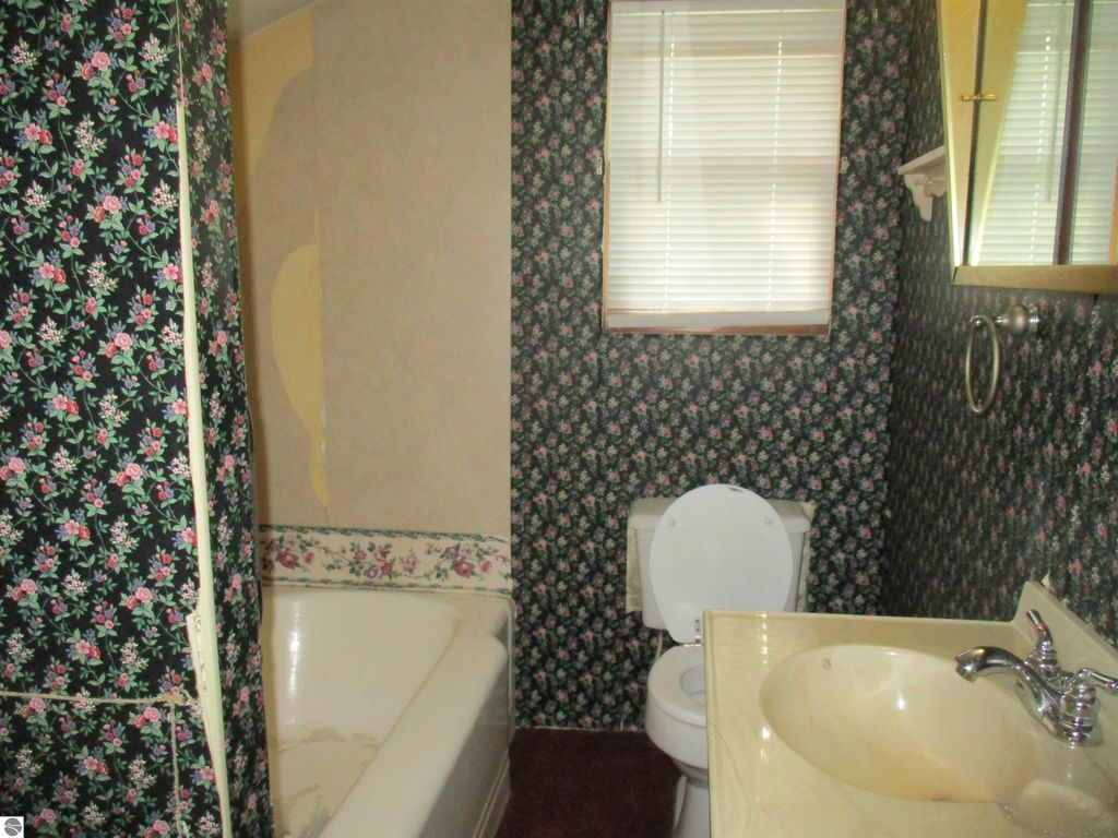 Image 20 of property listing at 601 N River Avenue, Alma, MI 48801