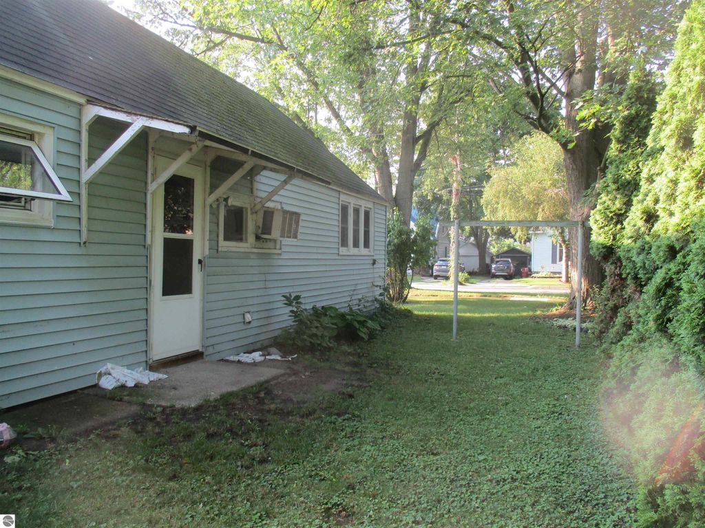 Image 25 of property listing at 601 N River Avenue, Alma, MI 48801
