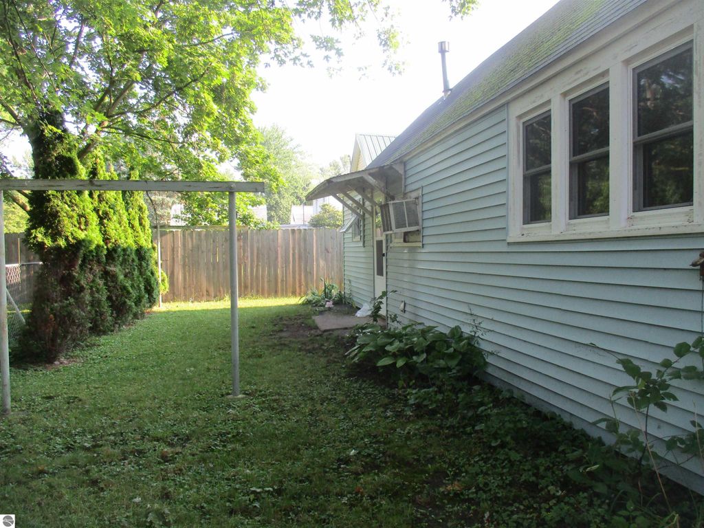 Image 26 of property listing at 601 N River Avenue, Alma, MI 48801