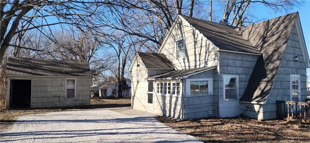 202 S Metcalf Road, Louisburg, KS 66053