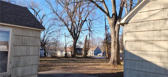 202 S Metcalf Road, Louisburg, KS 66053