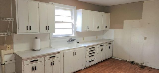 202 S Metcalf Road, Louisburg, KS 66053