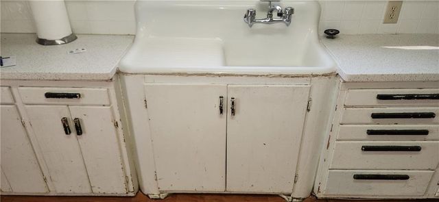 202 S Metcalf Road, Louisburg, KS 66053