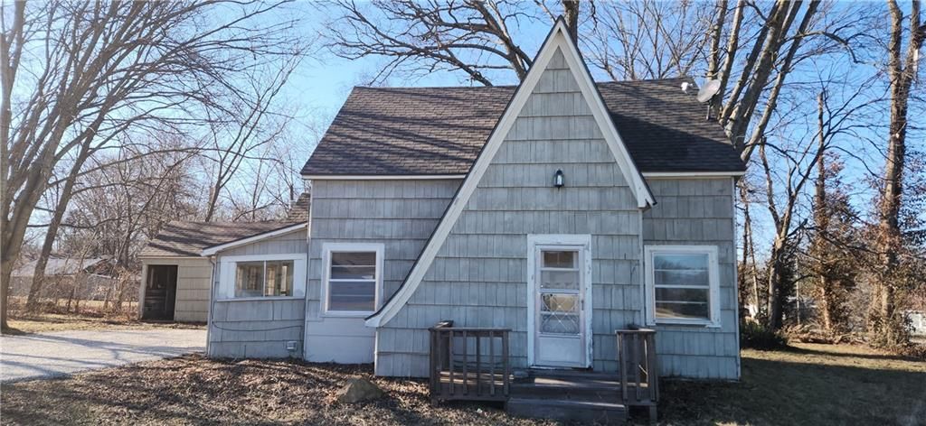 202 S Metcalf Road, Louisburg, KS 66053