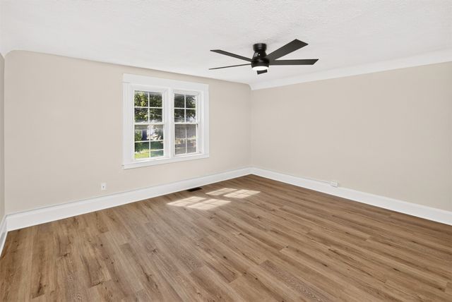 1920 E Walnut Street, Des Moines, IA 50316
