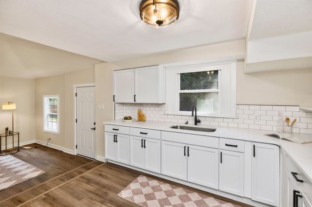 1920 E Walnut Street, Des Moines, IA 50316