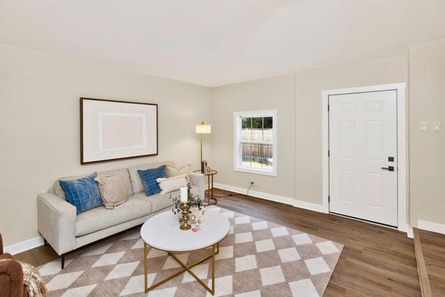 1920 E Walnut Street, Des Moines, IA 50316