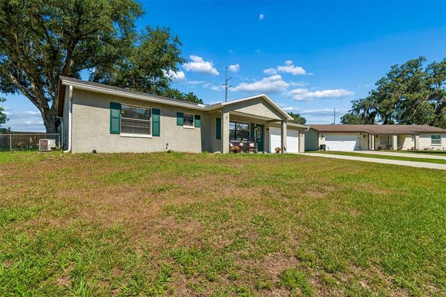 8425 SAINT GILES COURT, Zephyrhills, FL 33541
