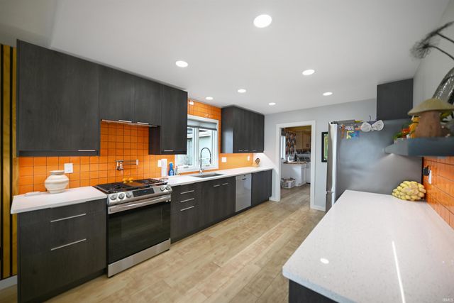 1043 E Northshore Drive, Syracuse, IN 46567
