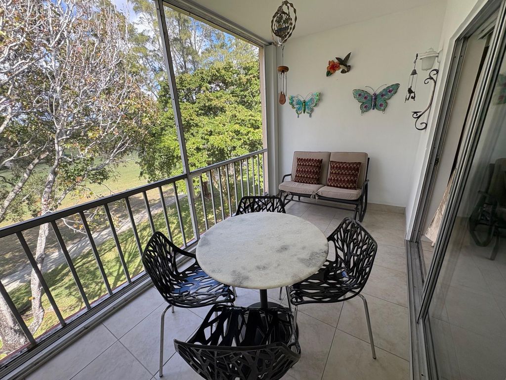 1055 Country Club Drive 404, Margate, FL 33063