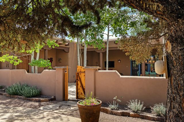 1050 Sierra Del Norte, Santa Fe, NM 87501