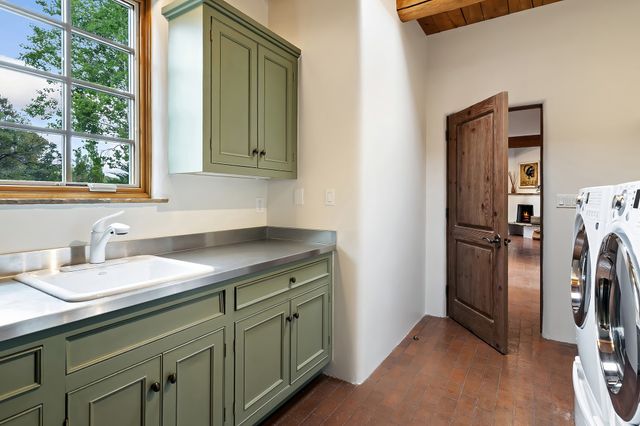 1050 Sierra Del Norte, Santa Fe, NM 87501