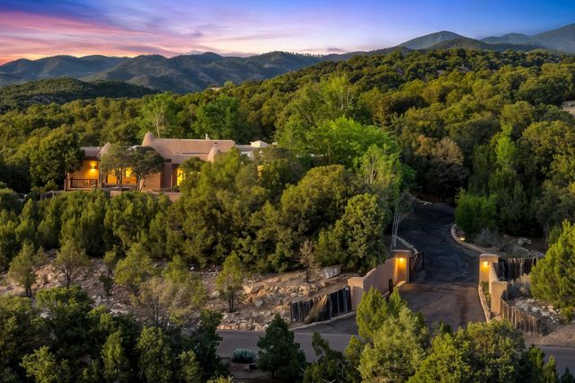 1050 Sierra Del Norte, Santa Fe, NM 87501