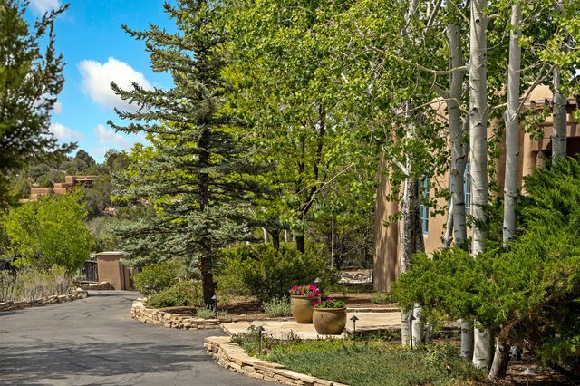 1050 Sierra Del Norte, Santa Fe, NM 87501