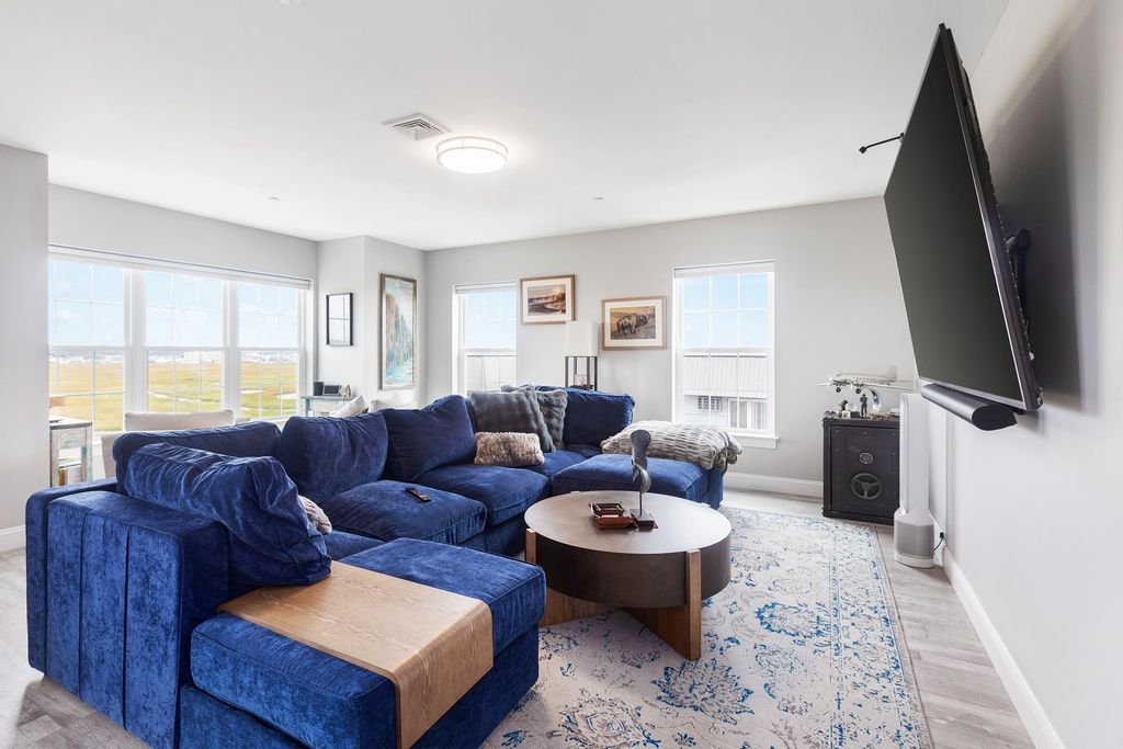 Image 9 of property listing at 435 Ocean Blvd Unit 405, Hampton, NH 03842