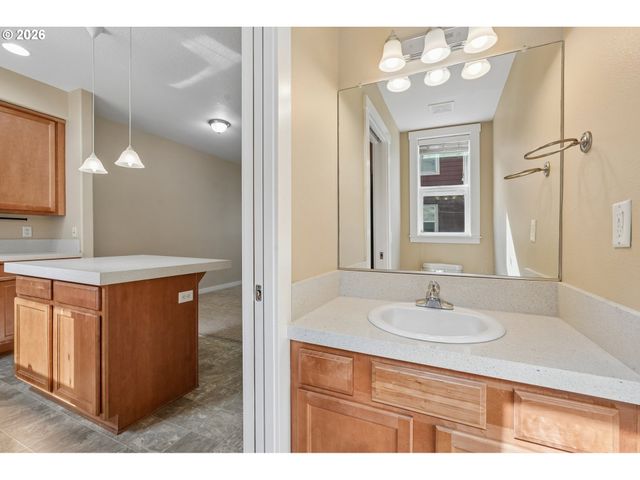 2777 Se NICKLAUS Ct, Hillsboro, OR 97123