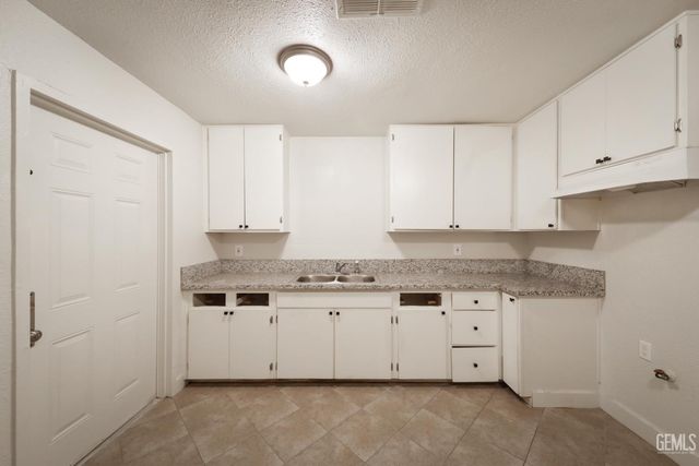 1001 S Owens Street, Bakersfield, CA 93307