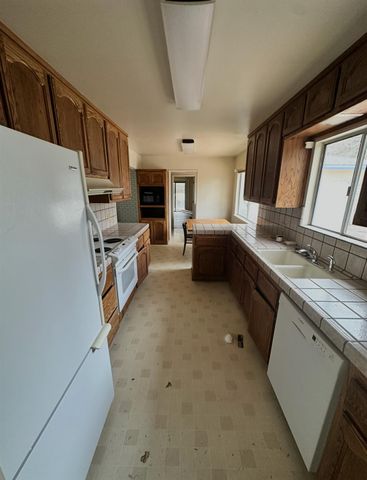 42912 Country Club Drive E, Oakhurst, CA 93644