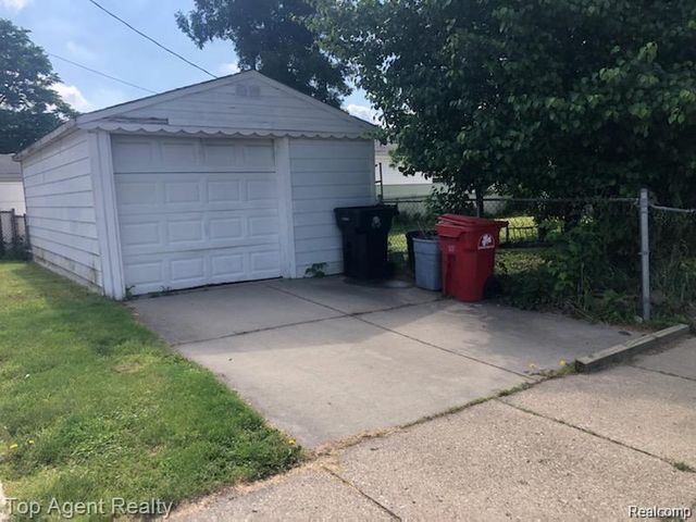 17705 Longfellow Street, Roseville, MI 48066