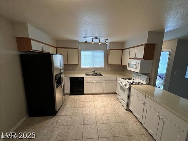 6749 CHARLESTON Boulevard 3, Las Vegas, NV 89146