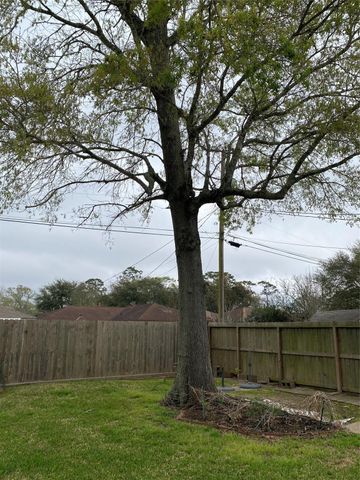 2709 Woodlawn Street, Dickinson, TX 77539