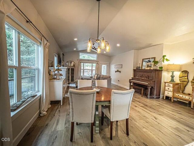250 Oak Knoll, Jacksonville, OR 97530