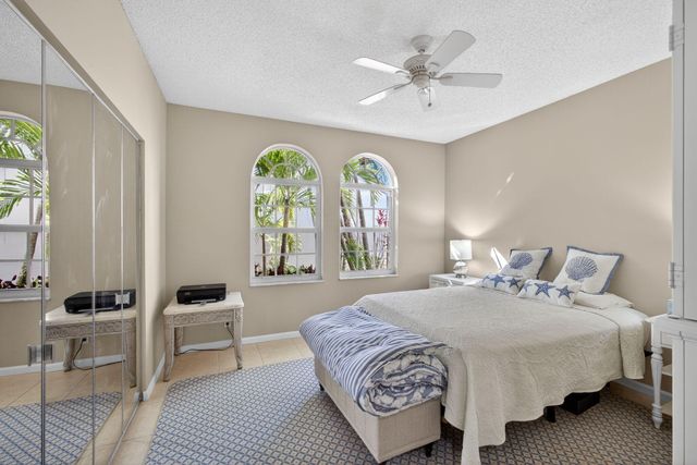 402 Ryder Cup Circle S, Palm Beach Gardens, FL 33418