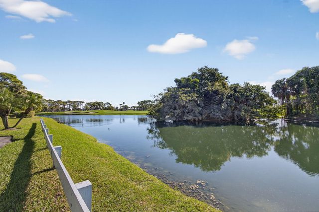 402 Ryder Cup Circle S, Palm Beach Gardens, FL 33418
