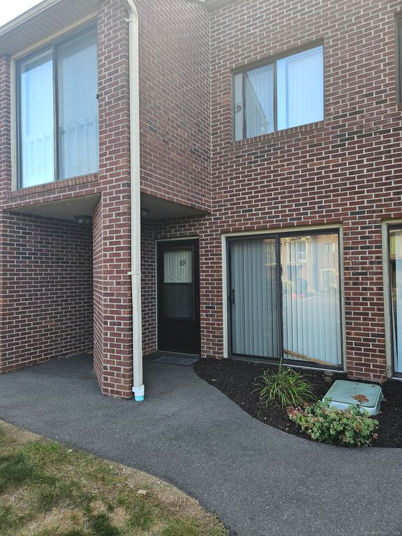 279 Redstone Hill Road APT 69, Bristol, CT 06010