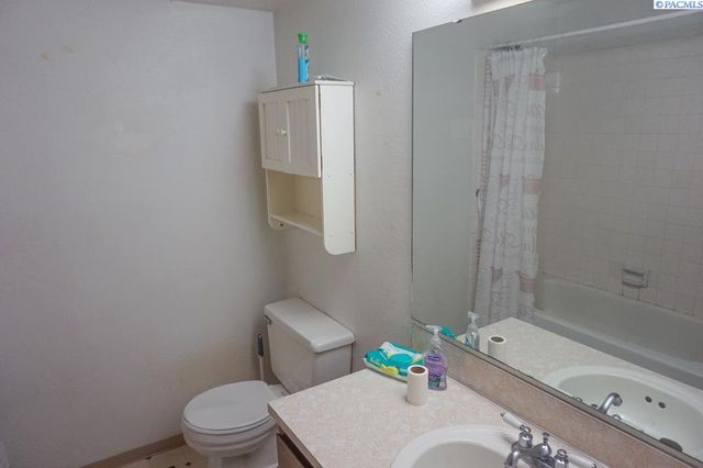 218 E 8th Pl, Kennewick, WA 99336