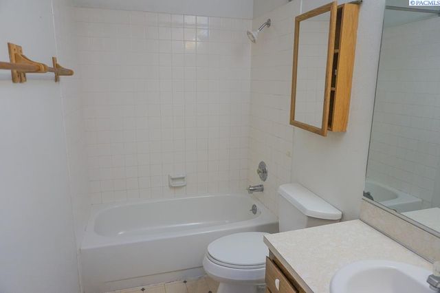 218 E 8th Pl, Kennewick, WA 99336