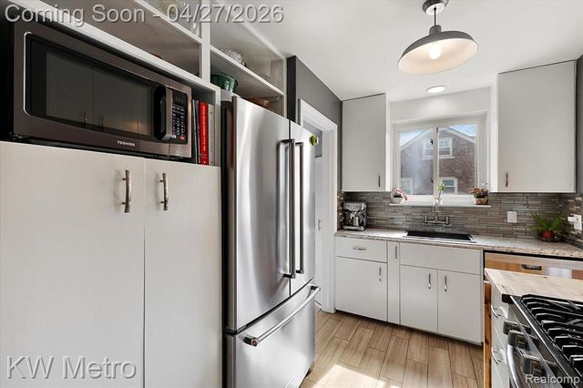 1830 Stanhope Street, Grosse Pointe Woods, MI 48236