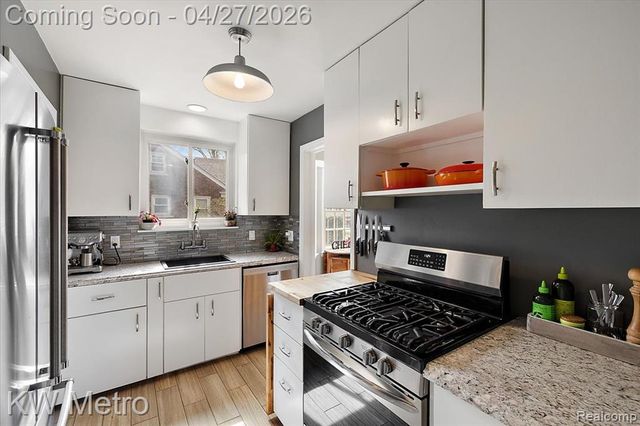 1830 Stanhope Street, Grosse Pointe Woods, MI 48236