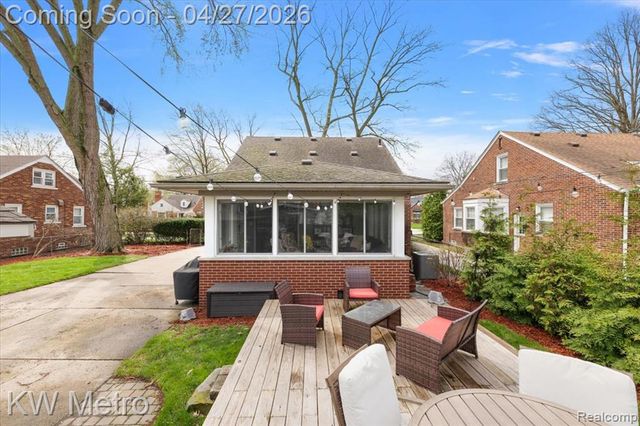 1830 Stanhope Street, Grosse Pointe Woods, MI 48236