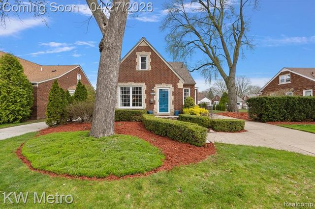 1830 Stanhope Street, Grosse Pointe Woods, MI 48236