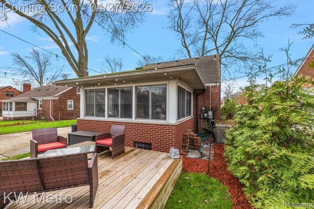 1830 Stanhope Street, Grosse Pointe Woods, MI 48236