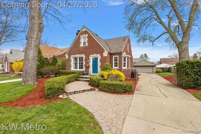 1830 Stanhope Street, Grosse Pointe Woods, MI 48236