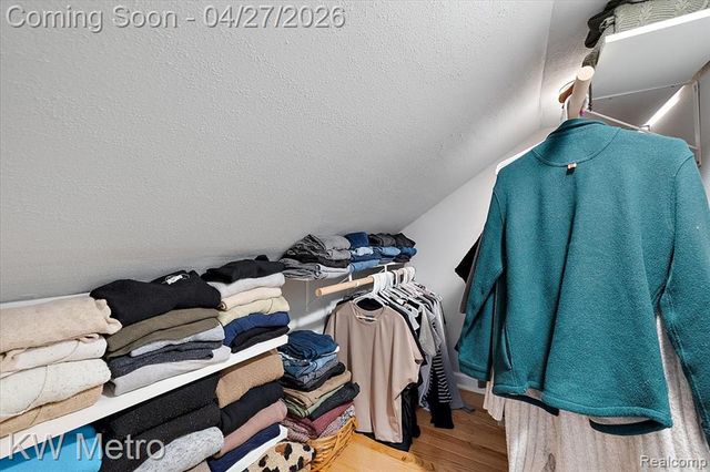 1830 Stanhope Street, Grosse Pointe Woods, MI 48236